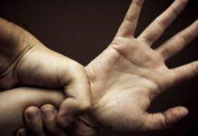 Segregata in casa, picchiata e violentata da tre aguzzìni che la filmano durante abusi- 3 arresti