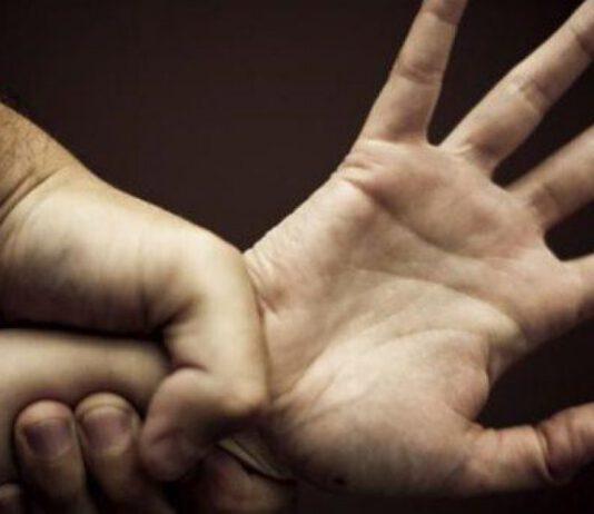 Sotto effetto di cocaina violenta e picchia ex- arrestato