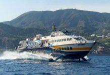 Onda distrugge finestrino aliscafo- panico a bordo