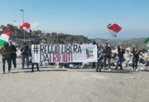 Emergenza rifiuti a Reggio Calabria, flash mob del comitato “Reggio Respira” con uno striscione “Reggio libera dai rifiuti”