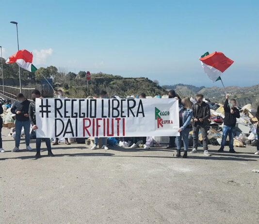 Emergenza rifiuti a Reggio Calabria, flash mob del comitato “Reggio Respira” con uno striscione “Reggio libera dai rifiuti”