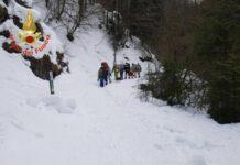 Marito e moglie muoiono davanti alla figlia di 5 anni scivolando in un dirupo