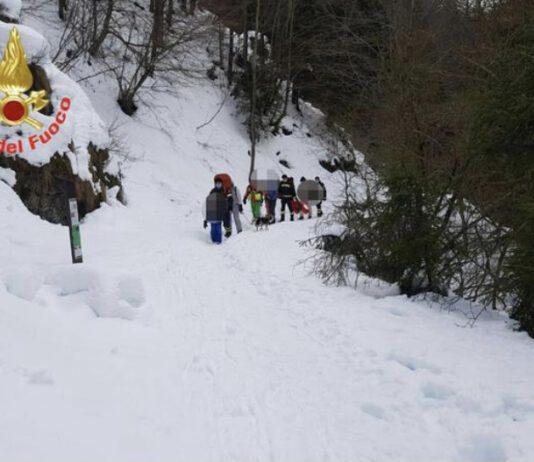 Marito e moglie muoiono davanti alla figlia di 5 anni scivolando in un dirupo
