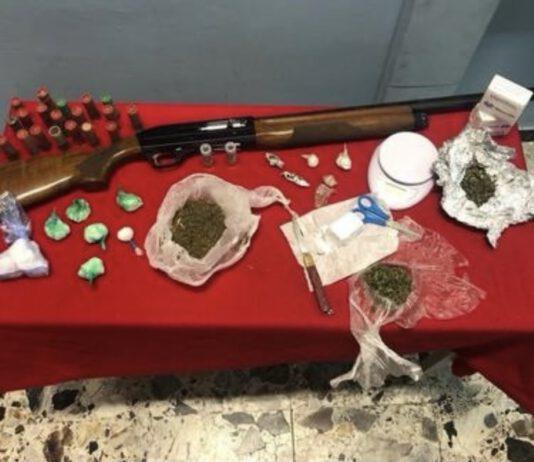 Sorpreso in casa con cocaina, marijuana ed un fucile rubato: arrestato 53enne