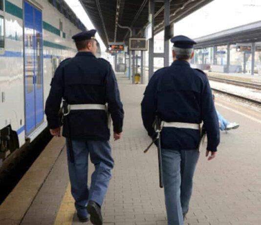 In treno senza biglietto, aggredisce e ferisce due agenti della Polfer: arrestato