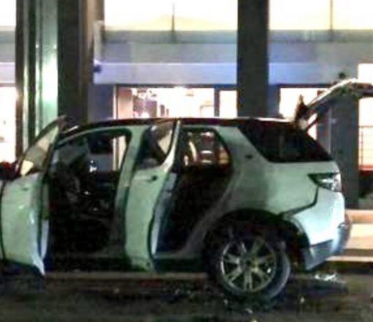 Esplode bomba sotto auto: nessun ferito