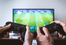 Giocavano alla play station anziché assistere pazienti: sospesi due operatori socio-sanitari