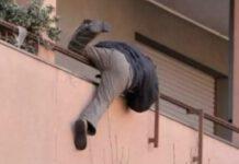 Marito rientra all’improvviso, amante scappa e cade dal balcone