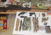 Arrestato 38enne: aveva armi, munizioni e droga in casa