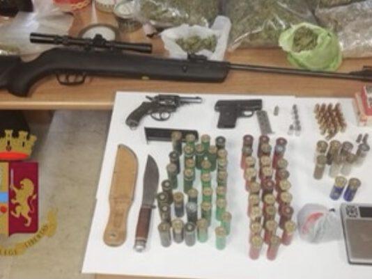 Arrestato 38enne: aveva armi, munizioni e droga in casa