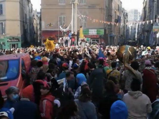 Marsiglia, 6.500 persone sfidano le misure anti-Covid per festeggiare il carnevale