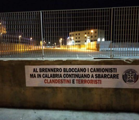 CasaPound, protesta dal Brennero alla Sicilia: “Si bloccano i camionisti ma continuano a sbarcare clandestini e terroristi”
