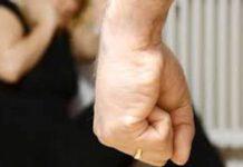 Lega il figlio con guinzaglio al cofano dell’auto e lo picchia- arrestato 54enne