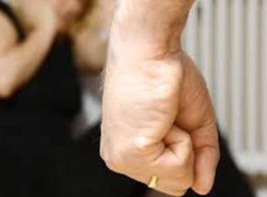 Lega il figlio con guinzaglio al cofano dell’auto e lo picchia- arrestato 54enne