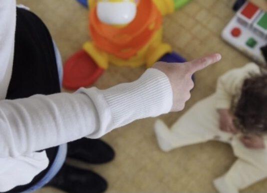 Urla, ingiurie e percosse a bimbi dai 3 ai 5 anni: maestra ai domiciliari