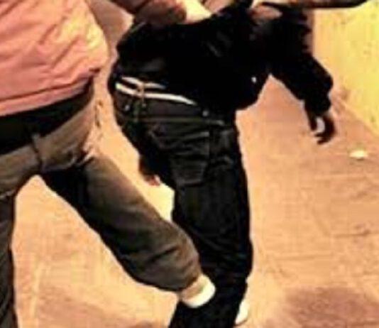 Picchiano un 18enne: 4 giovani denunciati