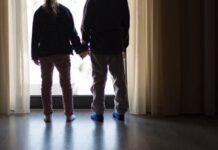 Lasciano soli a casa figli minorenni tra cui uno di 18 mesi: denunciati genitori