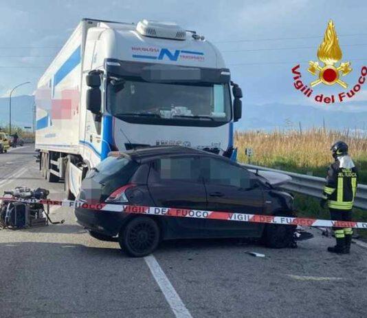 Incidente su ss 106, scontro auto tir, muore donna