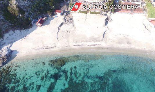 Spiaggia di Grotticelle – demoliti 11 manufatti abusivi