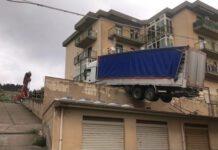 Tir in bilico su tetti: rischia di cadere su palazzina