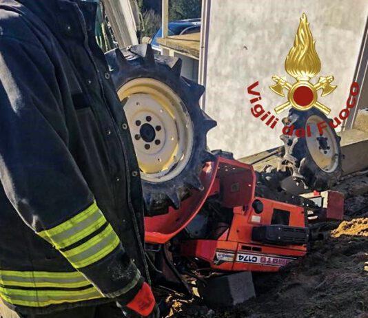 Incidente mortale – si ribalta trattore, muore 49enne