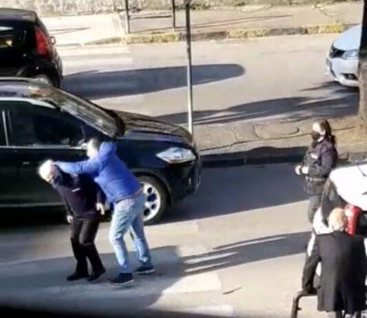 Picchia vigile che lo aveva fermato per controllo