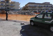 Marina di Gioiosa Ionica- Due imprese edili demoliscono una scuola per ricostruirla, ma non rimuovono le macerie. Denunciati i due amministratori