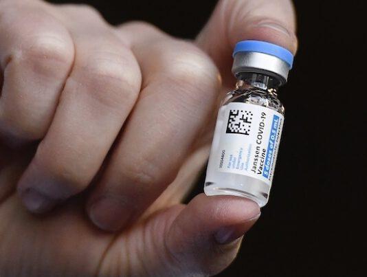 Le iniettano per sbaglio 6 dosi di vaccino – 23enne ricoverata: sta bene