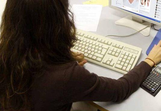 Segregata in casa dai genitori per non vedere fidanzato- chiede aiuto con mail a carabinieri