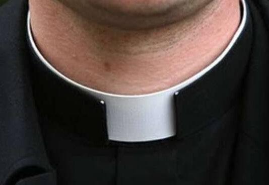 L’annuncio ai fedeli: “Sono innamorato”. Prete lascia tonaca
