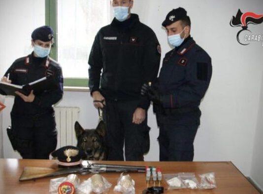 Esplosivi ed armi nascosti in legnaia: arrestato 37enne