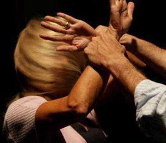 Ragazza 18enne violentata da amici – il padre della giovane difende stupratori : “Mia figlia era ubriaca”