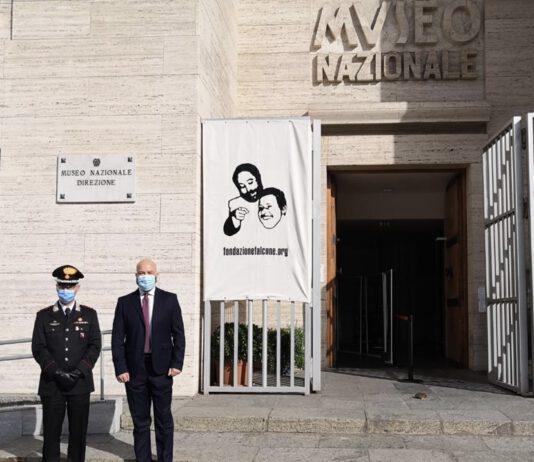 Reggio – Appeso alla facciata del MArRC un lenzuolo contro la mafia in ricordo di Falcone e Borsellino