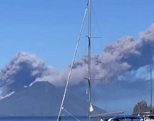 Eruzione Stromboli: colata di lava nel mare. Nube piroclastica fino in Calabria
