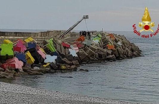 Calabria – Cammina su muretto e scivola tra gli scogli – ferito 15enne