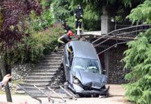Auto esce di strada e travolge bimbo di 3 anni