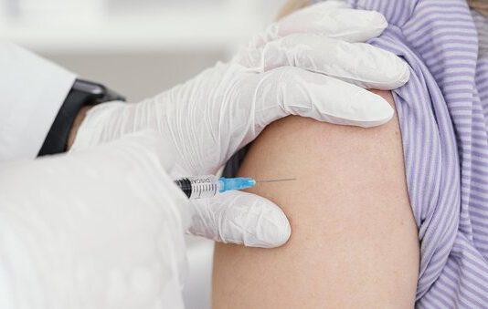Da oggi prenotazione vaccini per tutti