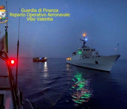 Peschereccio con migranti intercettato a largo di Roccella – fermate 6 persone