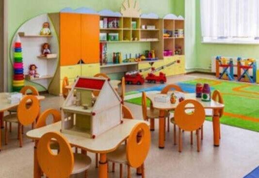 Nonno va a prendere nipotina al nido ma porta a casa un’altra bimba