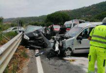 Scontro frontale tra due auto – un morto e un ferito