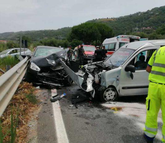 Scontro frontale tra due auto – un morto e un ferito