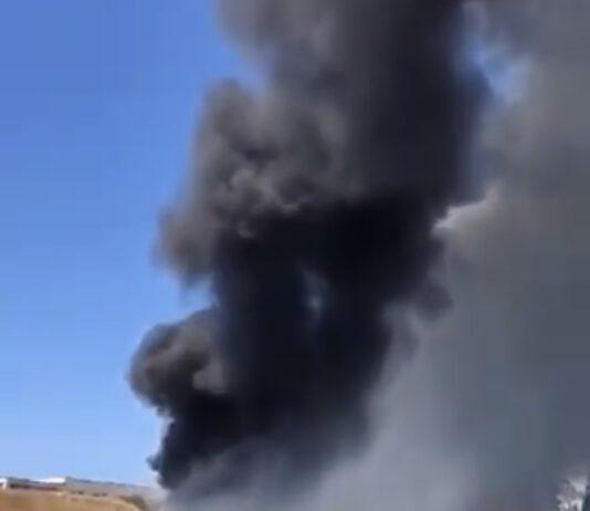 Vasto incendio in azienda rifiuti a Villa San Giovanni