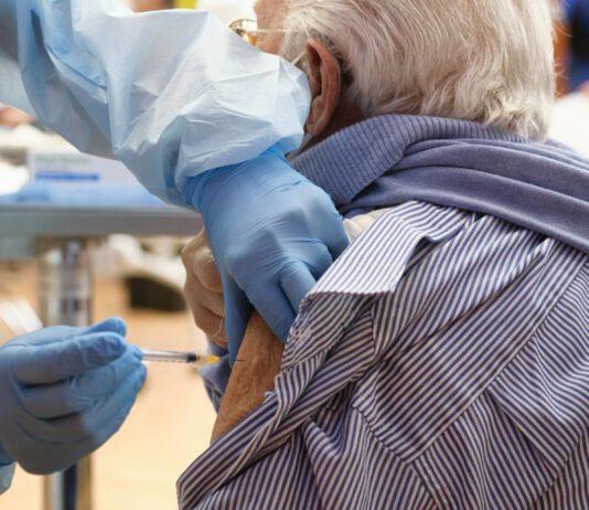 Aggrediti a calci e minacciati di morte medici dell’hub vaccinale di Pellaro
