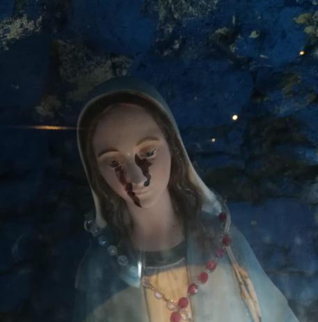 Statua Madonna “piange sangue” nel vibonese. La reazione della gente tra critiche e speranze
