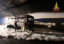 Autobus prende fuoco – autista salva 25 bambini