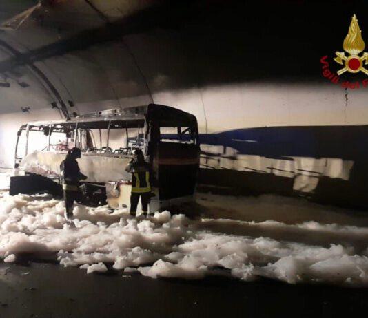 Autobus prende fuoco – autista salva 25 bambini