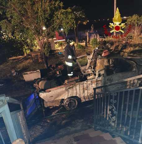 Incendio furgone con bombole di gas