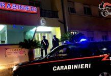 Semina il panico per la strada armato di coltello e aggredisce carabinieri – arrestato