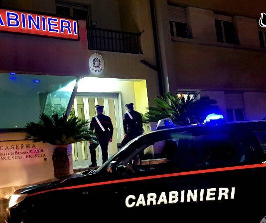 Semina il panico per la strada armato di coltello e aggredisce carabinieri – arrestato