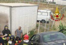 Scende da auto per aprire cancello e viene travolto – morto